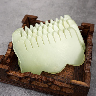 Logotipo personalizado Disponível em forma de M Jade Gua Sha Pedra Massagista de cabeça para cuidados de saúde do cabelo e massagem do couro cabeludo em salões de beleza