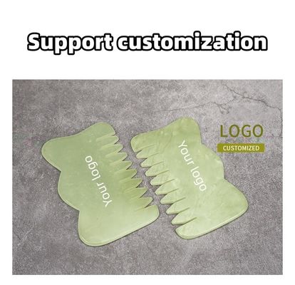 Logotipo personalizado Disponível em forma de M Jade Gua Sha Pedra Massagista de cabeça para cuidados de saúde do cabelo e massagem do couro cabeludo em salões de beleza
