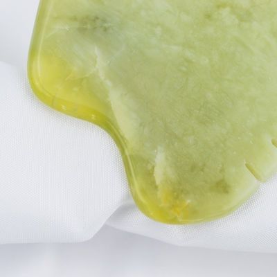 Diz adeus à tensão muscular e olá à pele radiante com o Xiuyan Jade Gua Sha Scraping Board