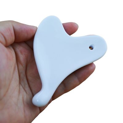 2024 Forma de coração Mini Cerâmica Gua Sha Massage Tool para lifting facial e redução de rugas Logotipo personalizado Disponível