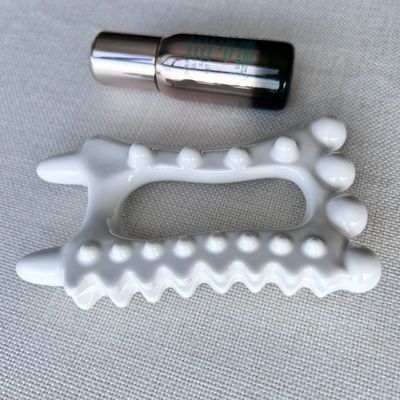 Logotipo personalizado Disponível ferramenta de massagem de cerâmica Gua Sha portátil para auto-cuidado da pele produtos de saúde