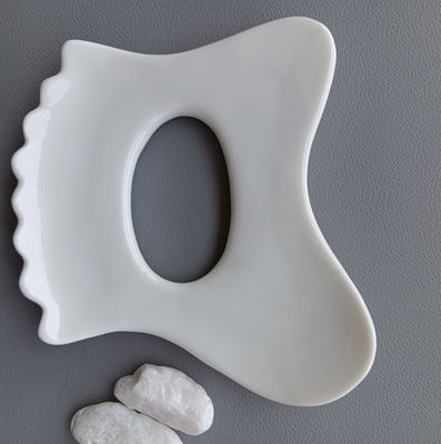 Logotipo personalizado Disponível Mini Cerâmica Gua Sha Massagem Ferramenta Massagem corporal para pescoço Rosto e cuidados com a pele Spa lifting facial