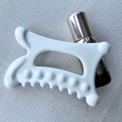 Experimente os benefícios da drenagem linfática com a nossa ferramenta de massagem em cerâmica Gua Sha.