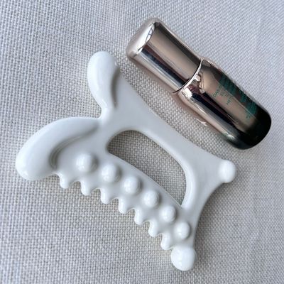 Experimente os benefícios da drenagem linfática com a nossa ferramenta de massagem em cerâmica Gua Sha.