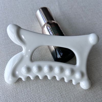 Experimente os benefícios da drenagem linfática com a nossa ferramenta de massagem em cerâmica Gua Sha.