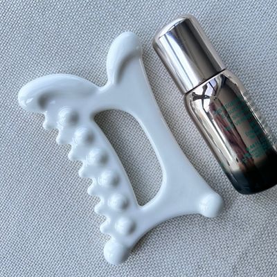 Experimente os benefícios da drenagem linfática com a nossa ferramenta de massagem em cerâmica Gua Sha.