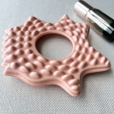Massagista Facial Spa Forma de Estrela Rosa Grande Tamanho Quadro de Massagem Cerâmico Gua Sha com Logotipo Personalizado Disponível