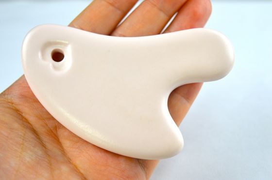 2024 Quadro de raspagem em forma de coração cerâmico Gua Sha A ferramenta perfeita para massagem corporal e rejuvenescimento facial