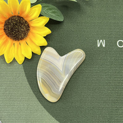 Massagem de Gua Sha em forma de coração em forma de jade para reparação das mãos e levantamento natural da pele
