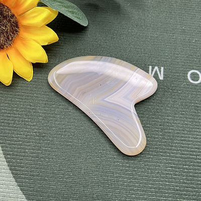 Massagem de Gua Sha em forma de coração em forma de jade para reparação das mãos e levantamento natural da pele