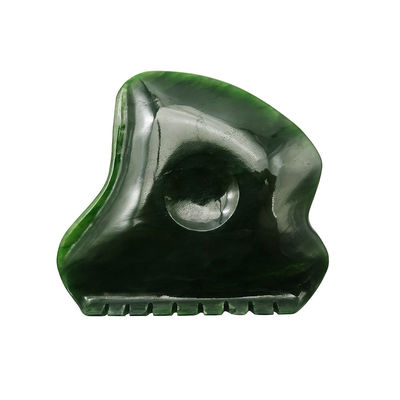 Relaxamento do corpo com ferramenta de massagem Gua Sha de jade polida