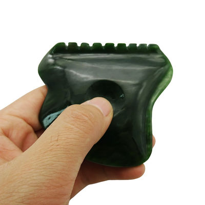 Relaxamento do corpo com ferramenta de massagem Gua Sha de jade polida