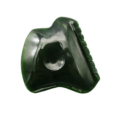 Relaxamento do corpo com ferramenta de massagem Gua Sha de jade polida