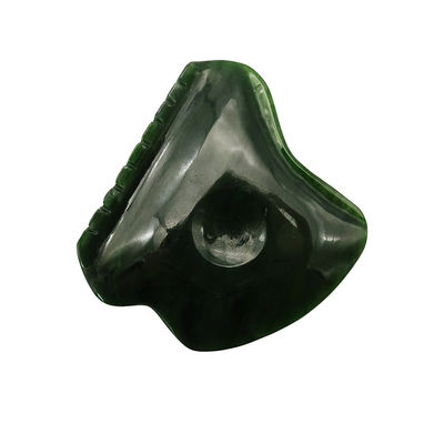 Relaxamento do corpo com ferramenta de massagem Gua Sha de jade polida