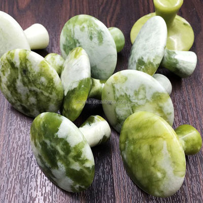 Propriedades do massagista Fungos verdes em forma de jade raspando Gua Sha Ferramenta para massagem corporal e beleza