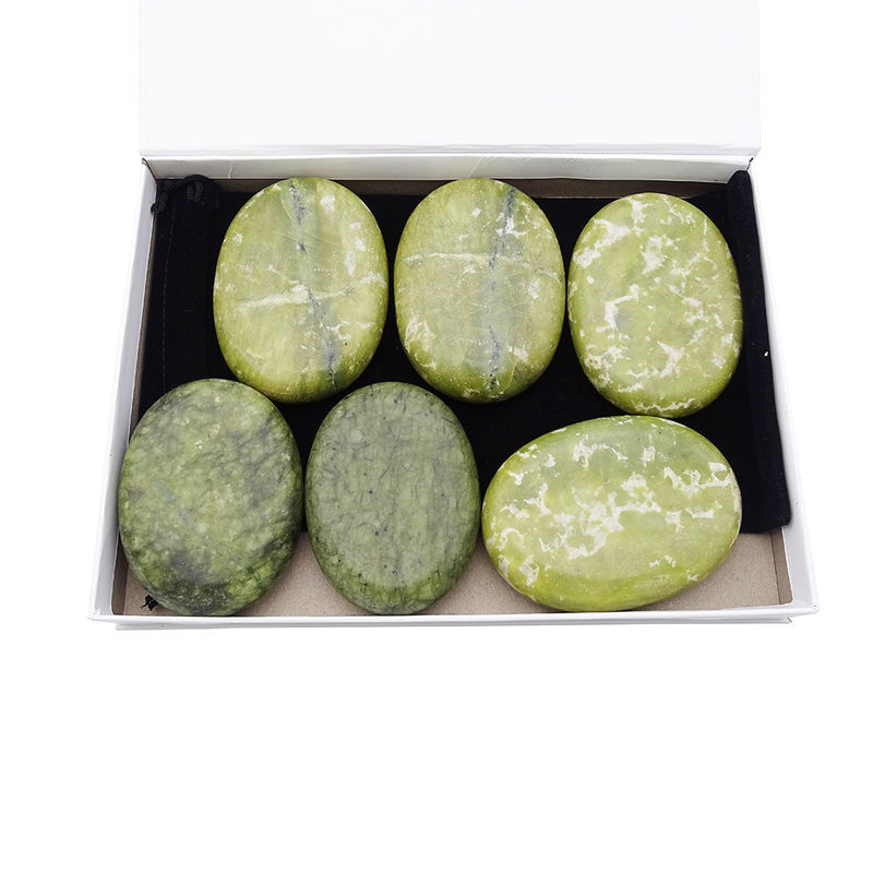 Pedras quentes curativas de jade Xiuyan para massagem profissional e relaxamento no spa.