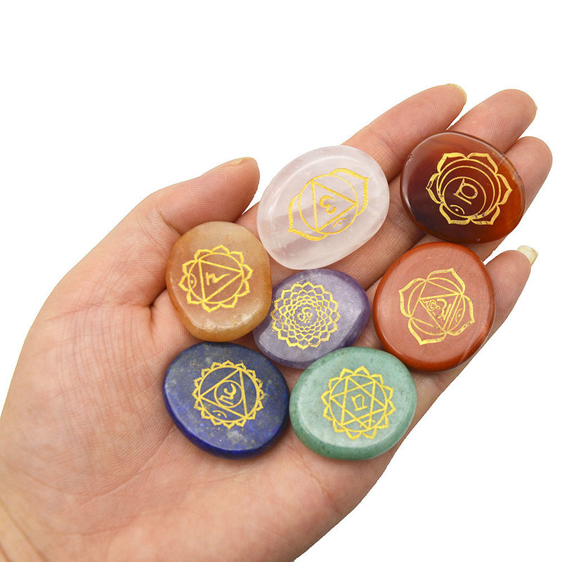 Gravado esculpido polido pedra de bolso de palma Reiki equilíbrio cristal de cura 7 chakra pedras conjuntos para o tema do amor