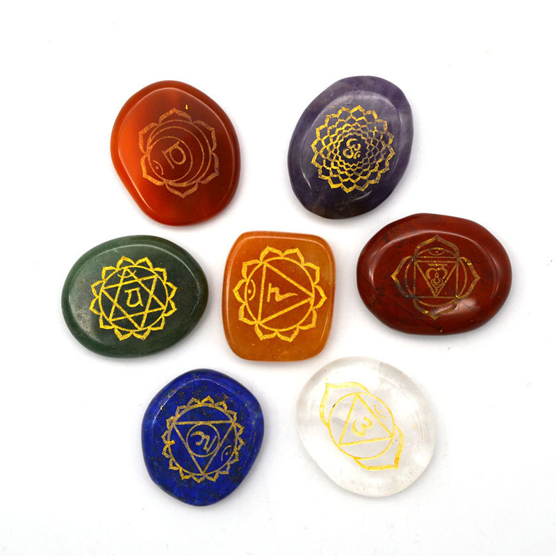 A pedra de chakra de inspiração da ametista é composta em 7 cores para energia mista.