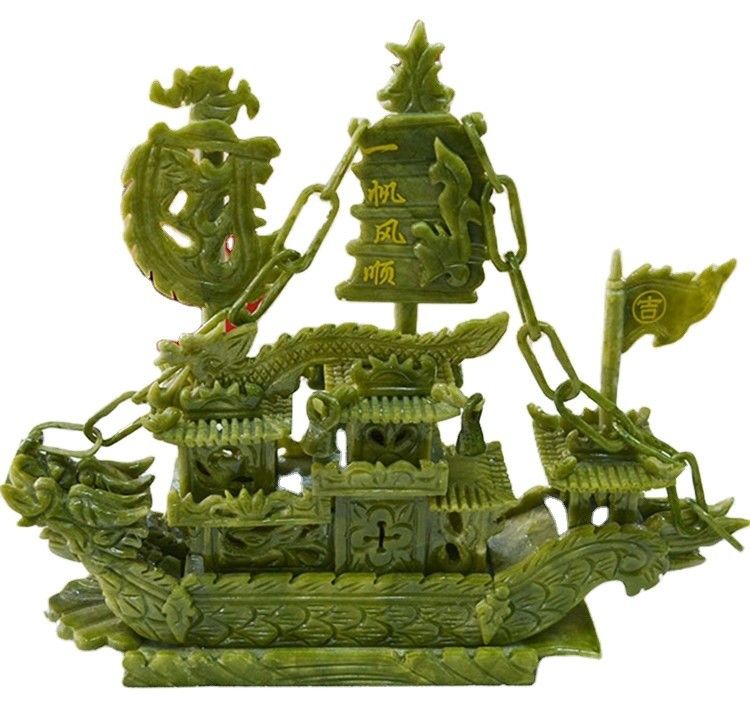 Um barco de jade lindamente esculpido para decoração doméstica e presente de negócios