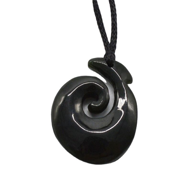 Pendente em forma de gancho Nefrite Jade Eternity Twist com acabamento polido e escultura Maori Koru da Zelândia