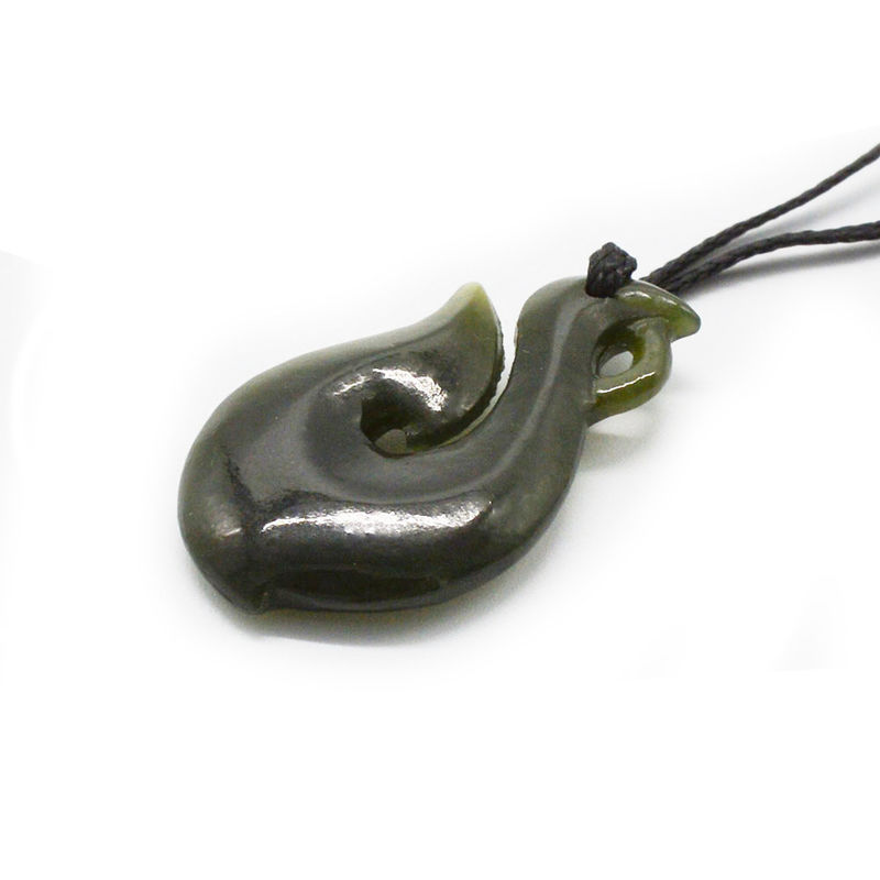 Característica regional Nefrite verde natural Jade pequeno Maori estilizado Infinity Necklace com design em forma de S