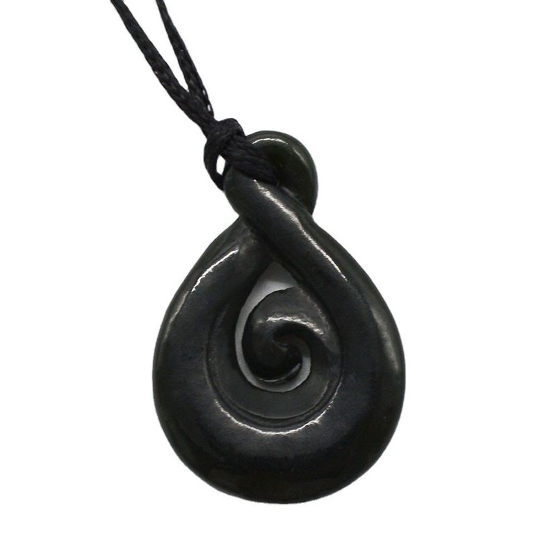 Colar chinês esculpido de jade de nefrita pendente com talismã de manaia gravado e tipo de escultura gravado